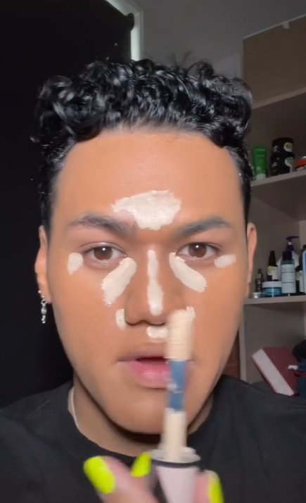 Menggunakan Concealer