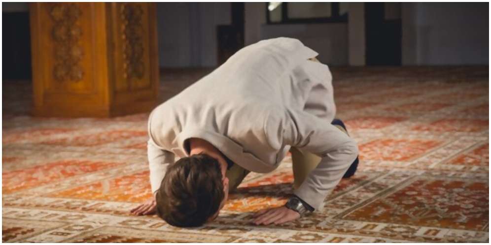 Keutamaan Sholat Maghrib Tepat Waktu