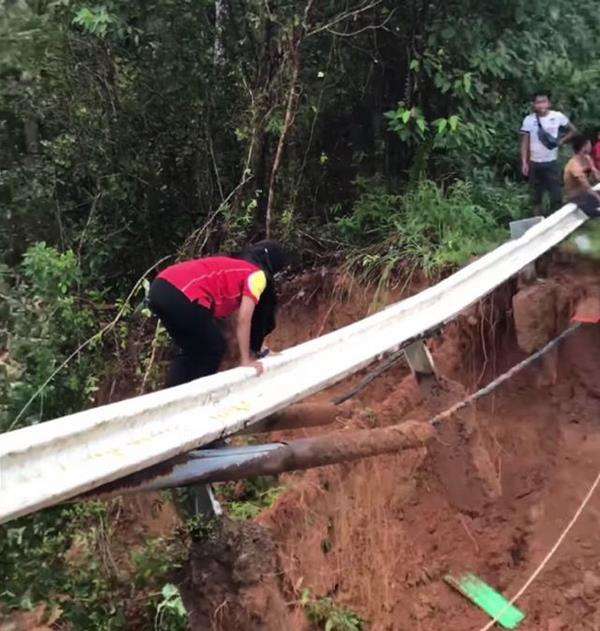 Wanita cari ibu yang hilang terseret banjir bandang.