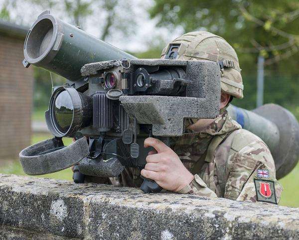 Peluncur roket Javelin, andalan Ukraina hadapi tank Rusia.