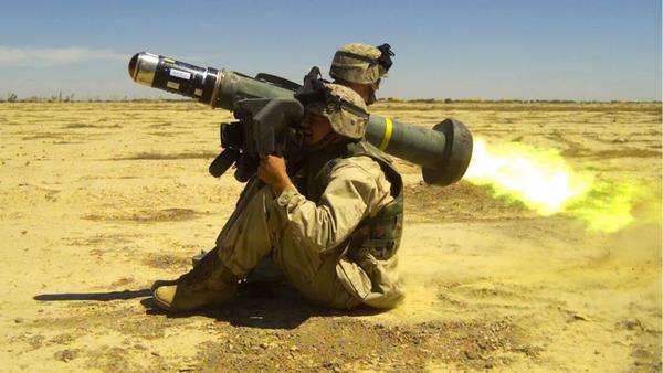 Peluncur roket Javelin, andalan Ukraina hadapi tank Rusia.
