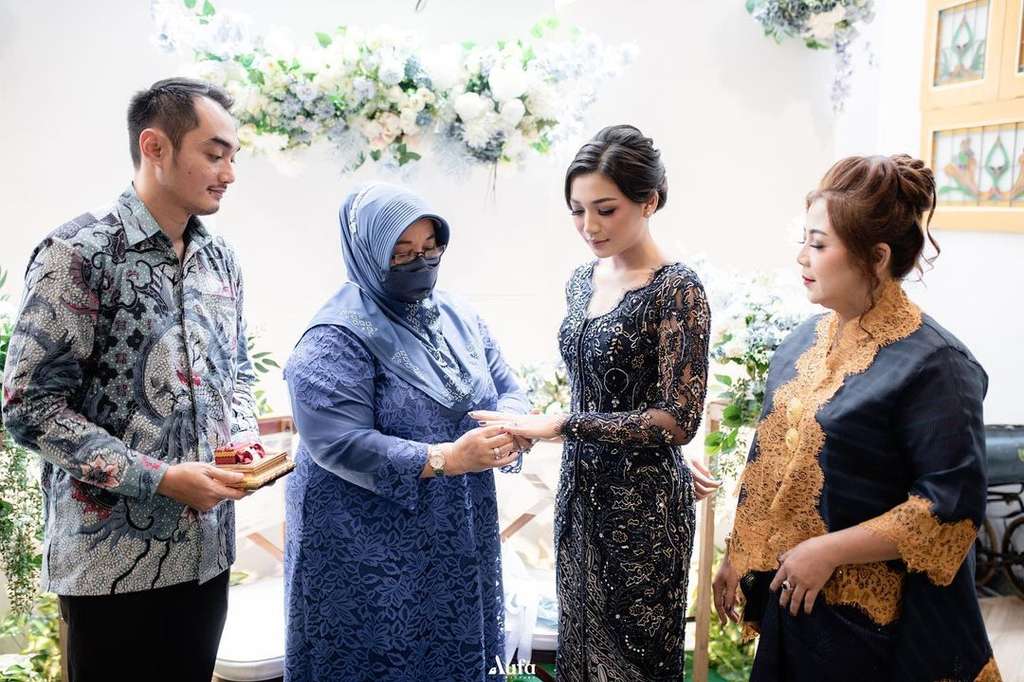 Lamaran Cyndyana Lorens Adik Kriss Hatta