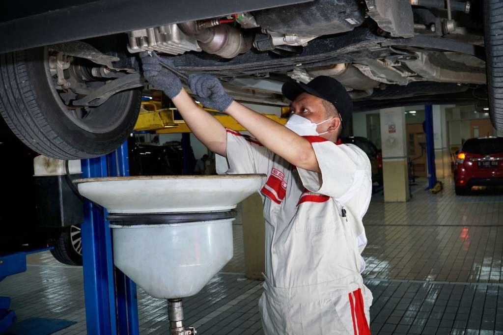 Servis berkala oli mesin.