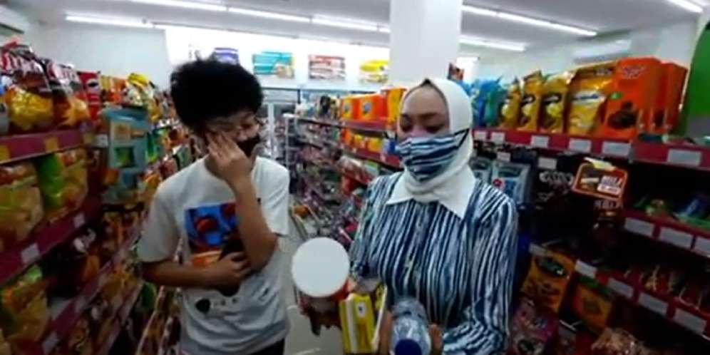 Angelina Sondakah belanja di minimarket