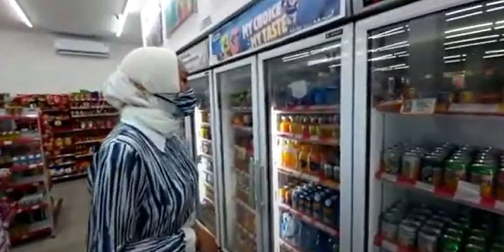 Angelina Sondakah belanja di minimarket
