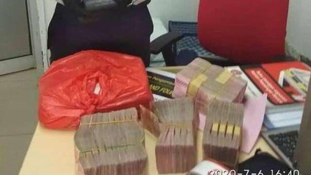 Uang Rp 400 juta temuan Mujenih Uang Rp 400 juta temuan Mujenih