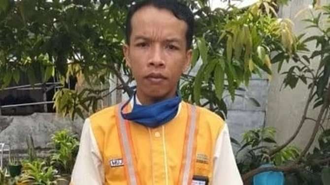 Mujenih saat bekerja sebagai petugas kebersihan KRL Mujenih saat bekerja sebagai petugas kebersihan KRL