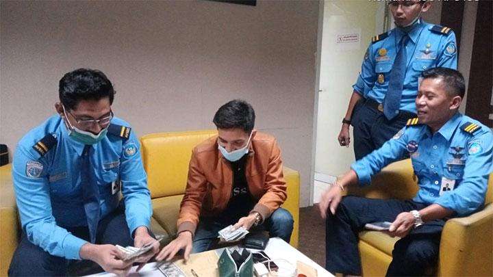 Uang U$ 9.500 yang ditemukan Raynaldi