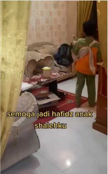 Hafalkan Alquran Sambil Gendong Adik