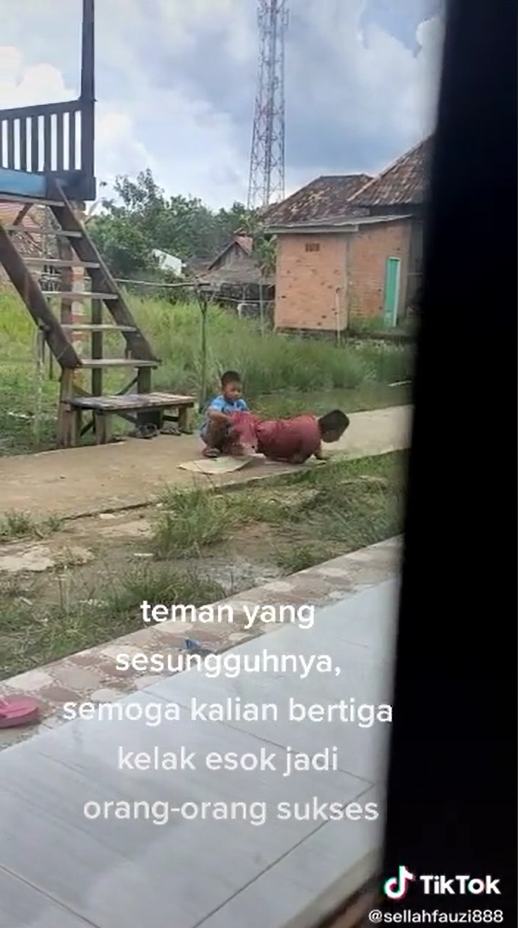 Persahabatan Bocah Difabel