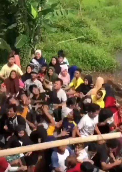 Hujan uang di Pekalongan.