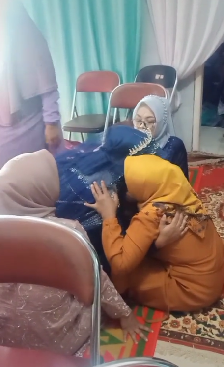Emak-emak Dirasuki Arwah