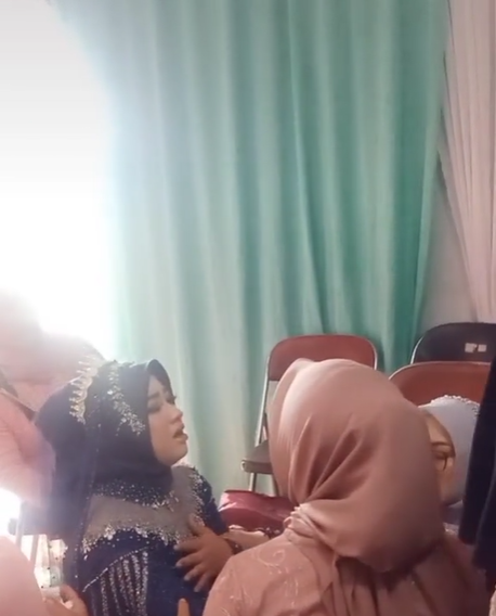 Emak-emak Dirasuki Arwah