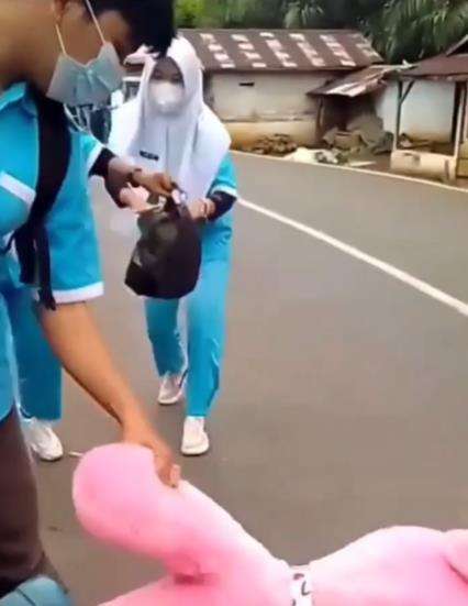 Ungkap cinta dengan beri hadiah, malah dapat penolakan kasar.