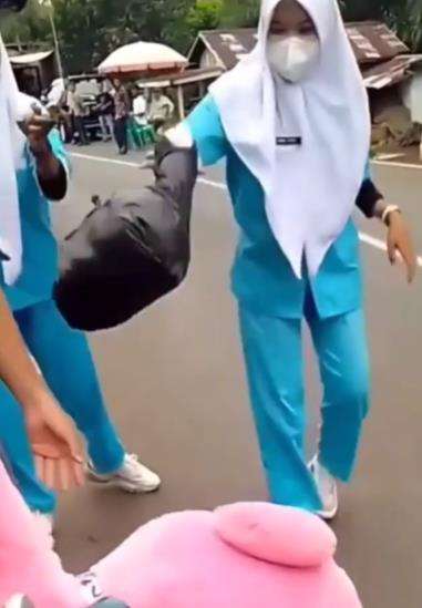 Ungkap cinta dengan beri hadiah, malah dapat penolakan kasar.