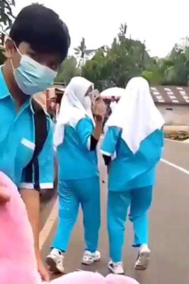 Ungkap cinta dengan beri hadiah, malah dapat penolakan kasar.