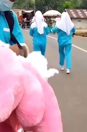 Ungkap cinta dengan beri hadiah, malah dapat penolakan kasar.