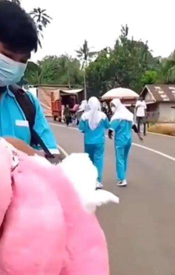 Ungkap cinta dengan beri hadiah, malah dapat penolakan kasar.