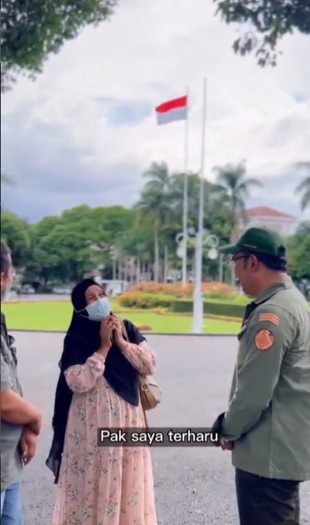 Aksi Ridwan Kamil Jadi Fotografer Prewed Dadakan