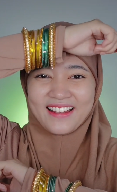 Membuat Riasan Ala Wanita India