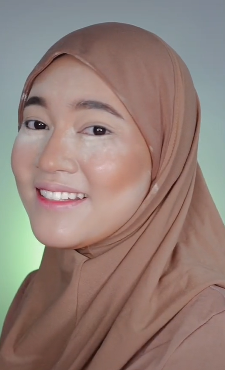 Membuat Riasan Ala Wanita India