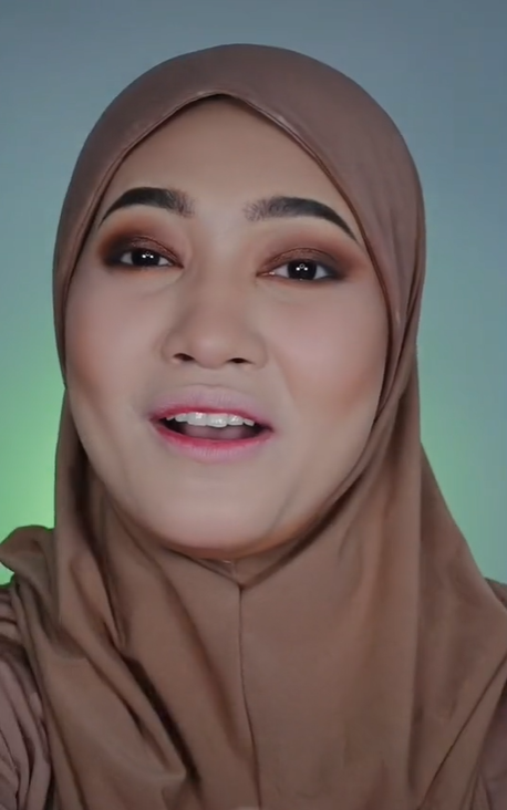 Membuat Riasan Ala Wanita India