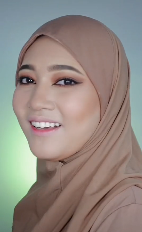 Membuat Riasan Ala Wanita India