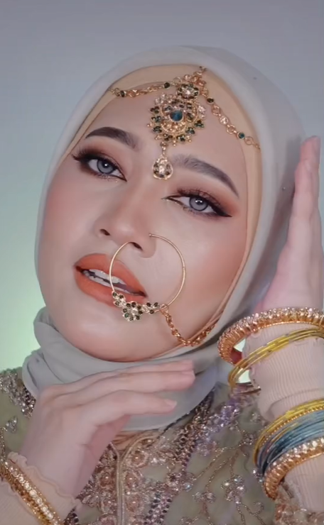 Membuat Riasan Ala Wanita India