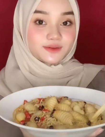 Viral gadis cantik berhijab santap makanan ekstrem.