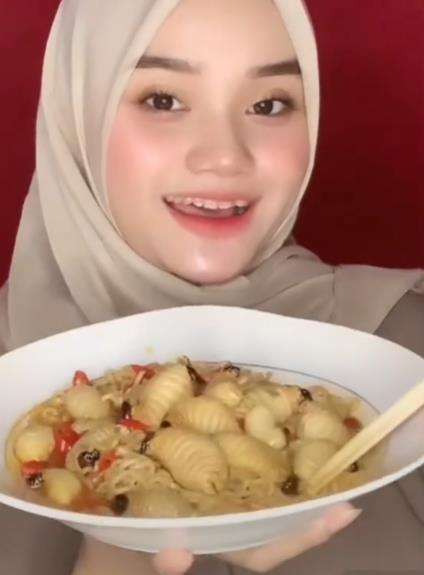 Viral gadis cantik berhijab santap makanan ekstrem.