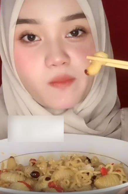 Viral gadis cantik berhijab santap makanan ekstrem.