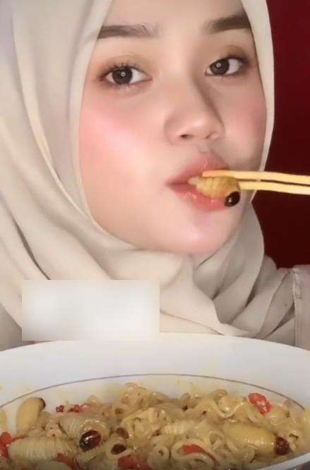 Viral gadis cantik berhijab santap makanan ekstrem.