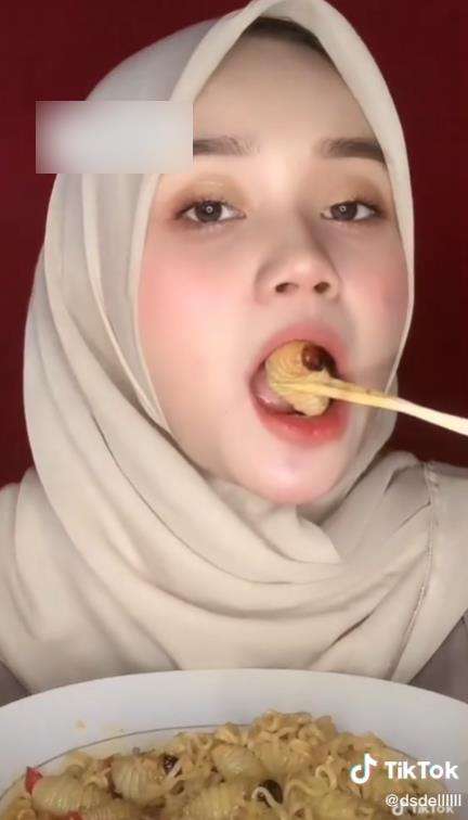 Viral gadis cantik berhijab santap makanan ekstrem.