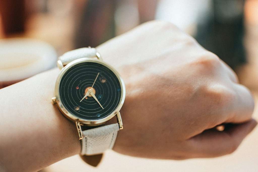 Memakai Jam Tangan