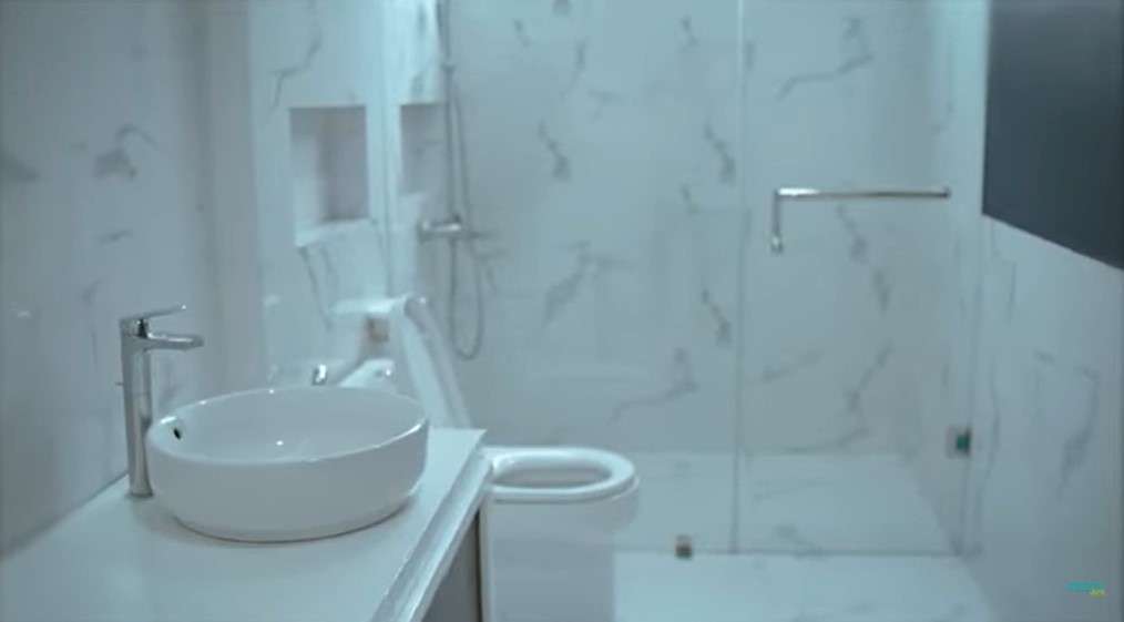 Kamar Mandi rumah Jonathan Frizzy