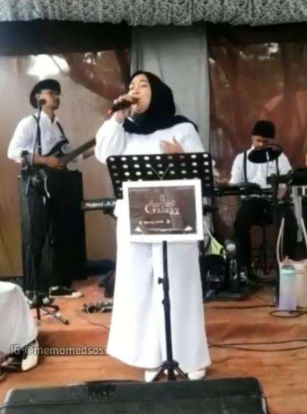 Viral biduan kesiram air dari tenda bocor saat tampil di panggung.