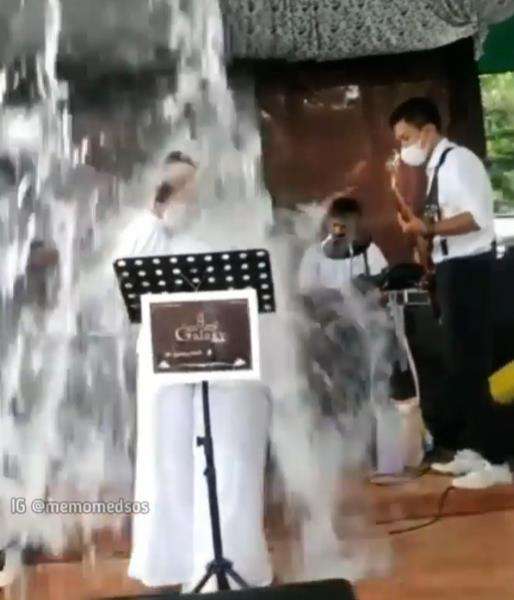 Viral biduan kesiram air dari tenda bocor saat tampil di panggung.