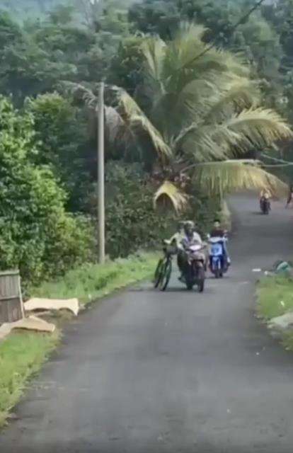 Tarik sepeda pakai ojek malah berujung petaka.