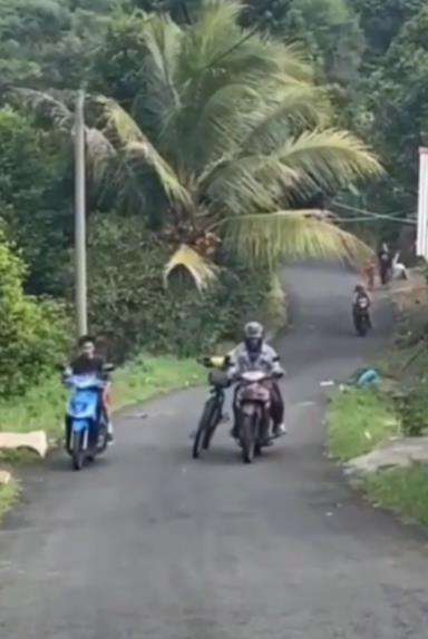 Tarik sepeda pakai ojek malah berujung petaka.