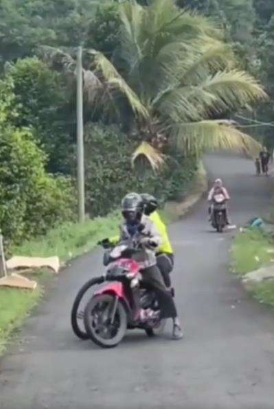 Tarik sepeda pakai ojek malah berujung petaka.