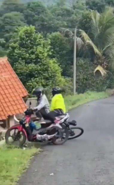 Tarik sepeda pakai ojek malah berujung petaka.