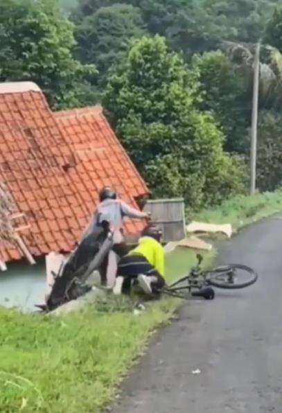 Tarik sepeda pakai ojek malah berujung petaka.