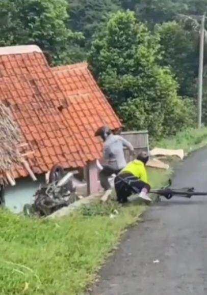 Tarik sepeda pakai ojek malah berujung petaka.