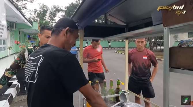 Prajurit TNi dan Pakde Jalal