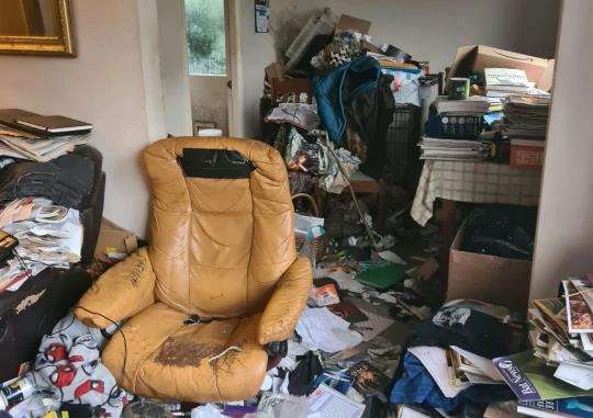 Pemilik syok lihat rumah yang dikontrakan mirip tempat pembuangan sampah.