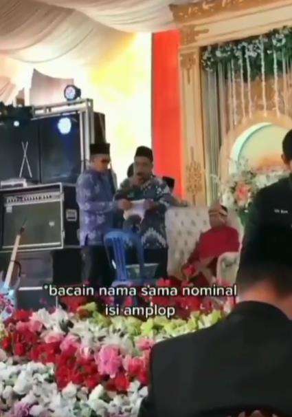 Ngeri, bacakan nama pemberi angpao sekalian nominalnya.