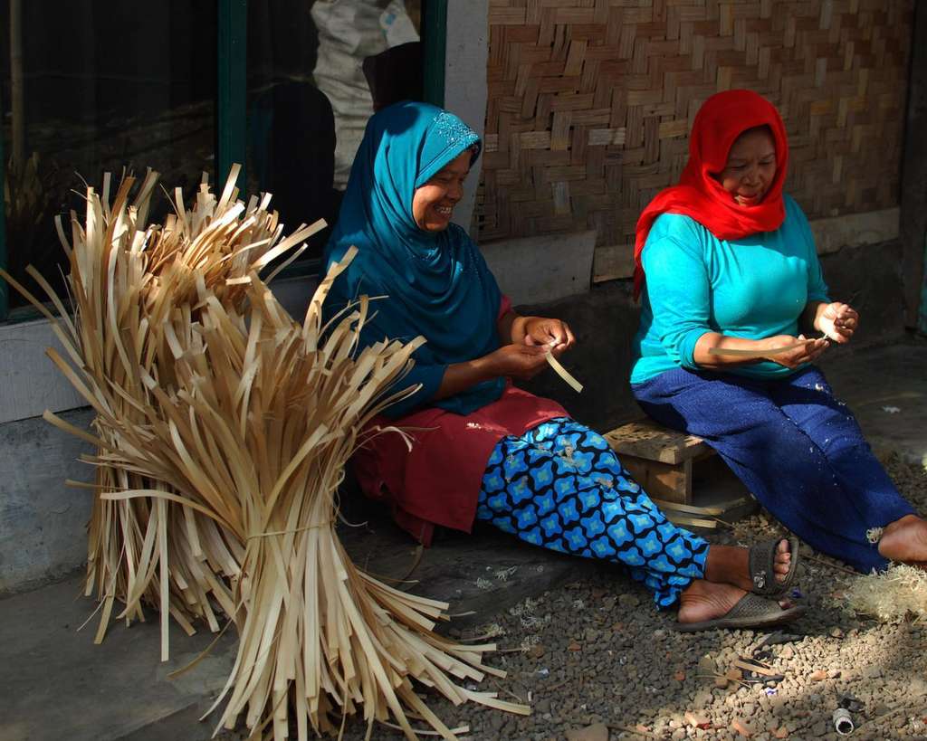 Studio Dapur memberdayakan masyarakat lokal untuk membuat anyaman bambu berkualitas Studio Dapur memberdayakan masyarakat lokal untuk membuat anyaman bambu berkualitas