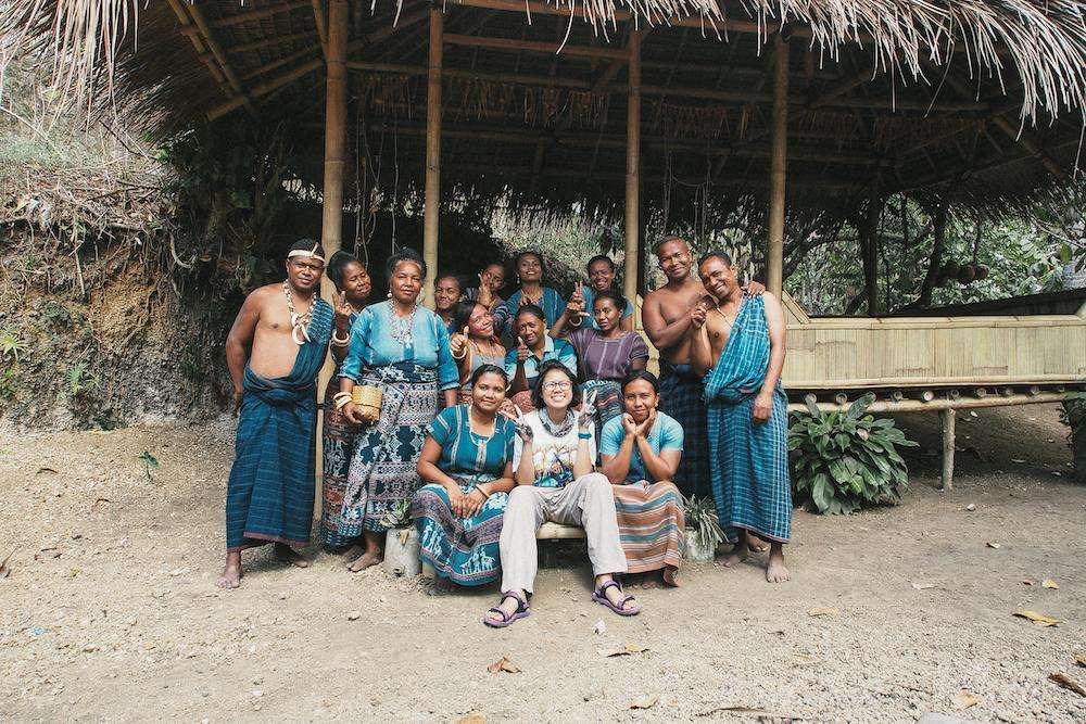 Noesa memberdayakan penenun dan penjahit lokal di NTT untuk memproduksi usahanya Noesa memberdayakan penenun dan penjahit lokal di NTT untuk memproduksi usahanya