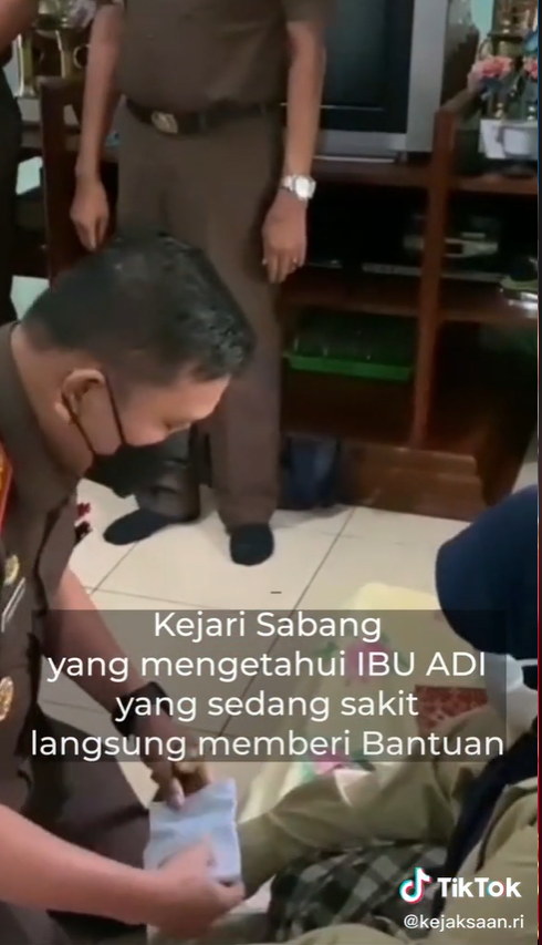 Kejari Sabang Memberikan Bantuan ke Ibu Adi