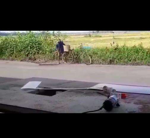 Aksi kakek tambal jalan berlubang sendirian panen pujian.